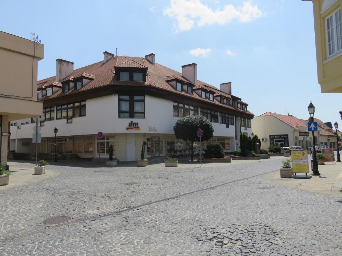 City Corner Central Mosonmagyaróvár Extérieur photo